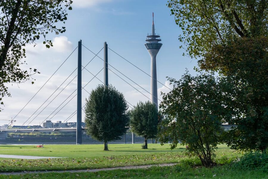 Düsseldorf: Rhine Tower Adult Entry - Opening hours and the best time window to aim for
