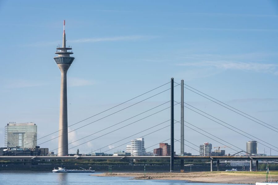 Düsseldorf: Rhine Tower Adult Entry - Crowds and vertigo: two real considerations for comfort