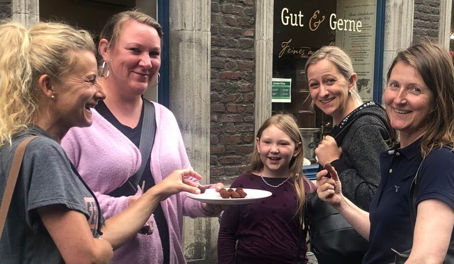 Düsseldorf: Sweet Treats Guided Walking Tour of Old Town - The guide experience: stories from shops, not just a lecture