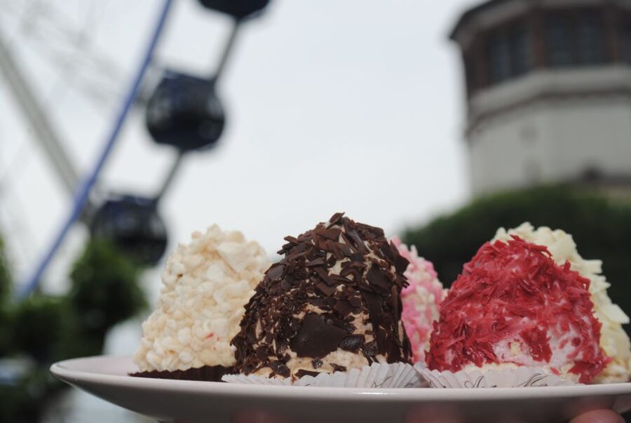 Düsseldorf: Sweet Treats Guided Walking Tour of Old Town - Meeting at Carlsplatz and keeping a comfortable 2-hour pace