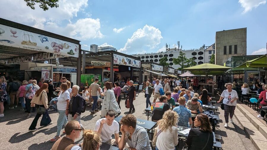 Düsseldorf: Tipping based - Old Town Walking Tour - Meeting point at Königsallee 56: get there early