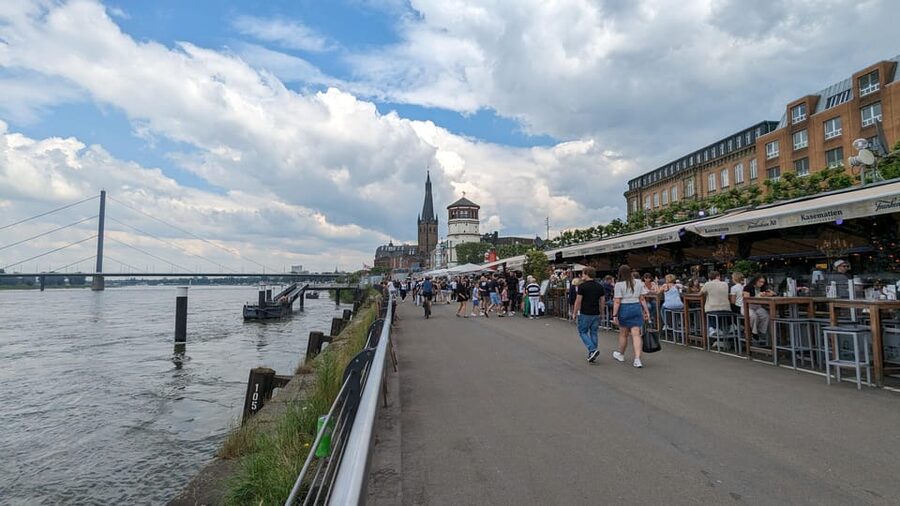 Düsseldorf: Tipping based - Old Town Walking Tour - From Königsallee to the Old Town: the route that sets the mood