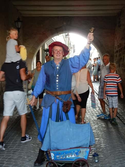 Erfurt: On the road with the bridge builder. Walking tour with anniversary tasting. - Walk the Krämerbrücke arches, up top and in the shadowed spaces