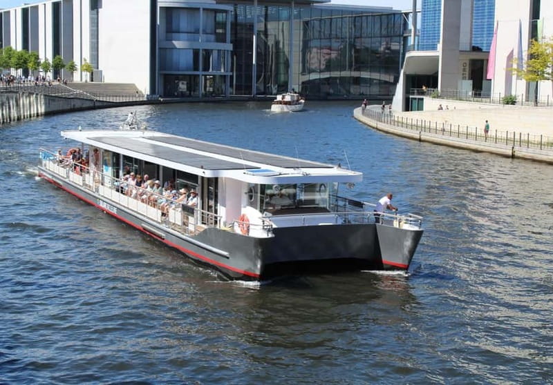 Evening Boat Tour 1.5 hour with our solarcatamaran - The 1.5-hour Spree cruise toward Treptower Park