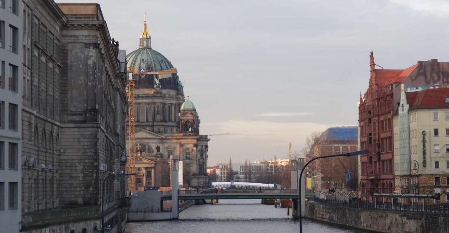 Explore Berlin Tour: History and Highlights - Brandenburg Gate and Reichstag: where the story starts