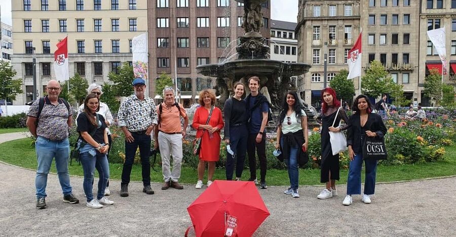Explore Düsseldorf with Passionate tour guides! - Finding the Tour Start at Leonidas and the Red Umbrella