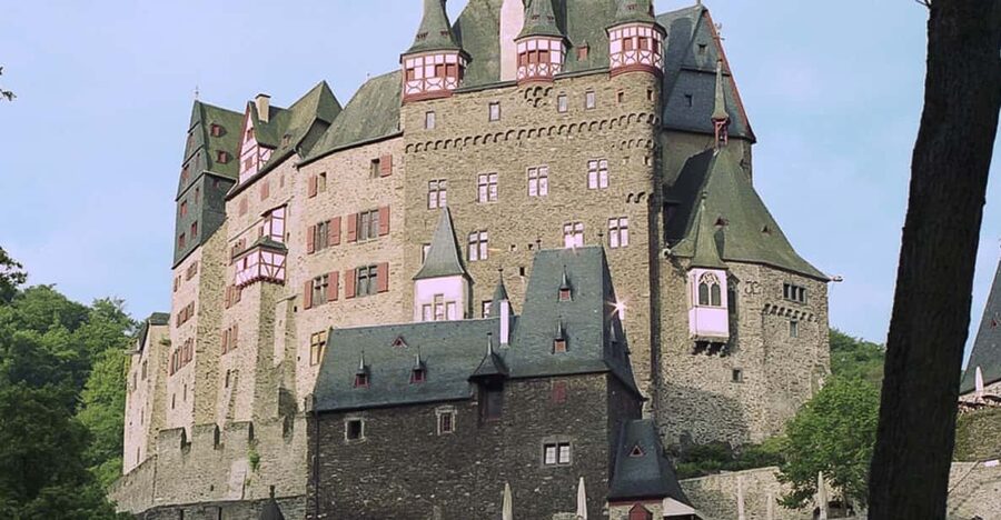 Frankfurt: Day Trip to Eltz Castle - Arriving at the Castle: Towers and Timber Work First