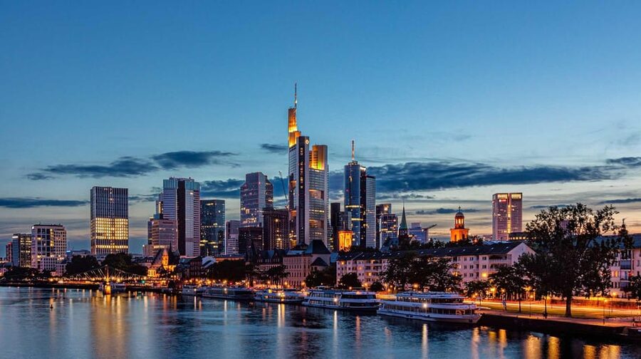 Frankfurt: Discover the heart of Frankfurt – a city tour in Russian - Value for money: 20 dollars for a guided history sprint