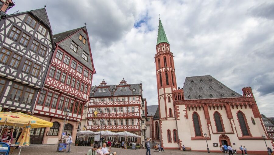 Frankfurt: Express Walk with a Local in 60 minutes - St Paul’s Church Meeting Point: Your Easy Start in the Center