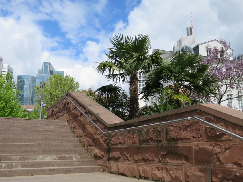 Frankfurt: Guided walk between palm trees and skyline - Key highlights in plain terms