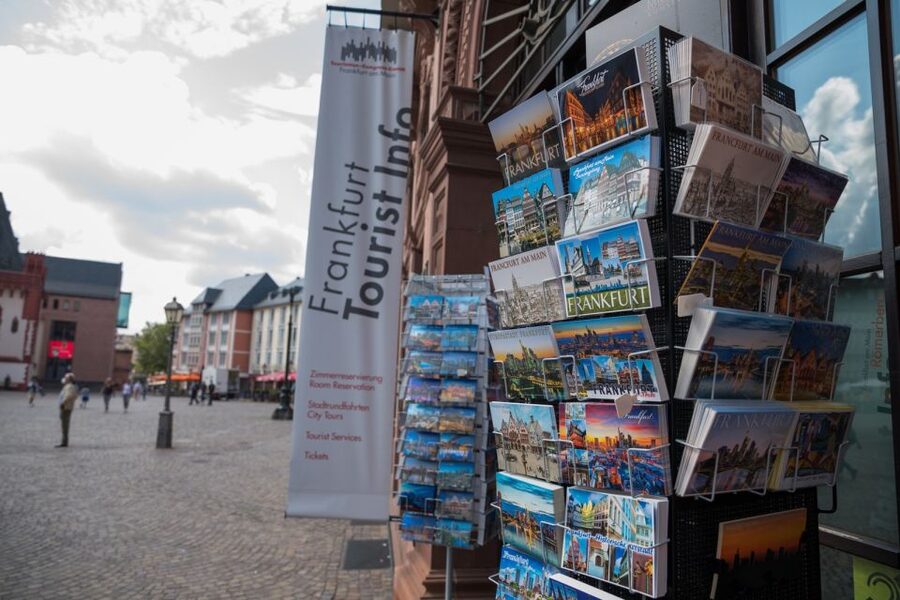 Frankfurt: Guided walk between palm trees and skyline - A 1.5-hour Frankfurt walk that makes the city feel easier