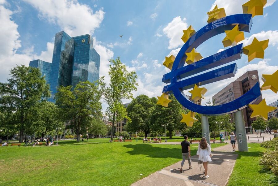 Frankfurt: Guided walk between palm trees and skyline - Euro-Sculpture (Monument) and the “Mainhattan” vibe