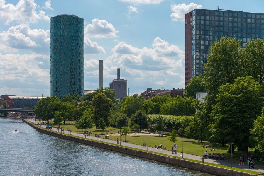 Frankfurt: Guided walk between palm trees and skyline - Skyline views you’ll remember later
