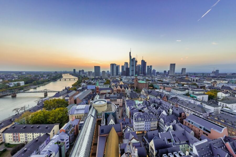 Frankfurt: Highlights and New Old Town English-Language Tour - Museum Embankment: 39 museums and a skyline view bonus