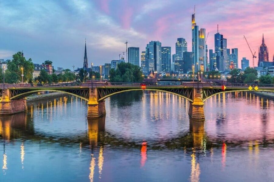 Frankfurt: Must-See Attractions Walking Tour with a Guide - Alte Oper and Opera Square: a grand finish for a short tour