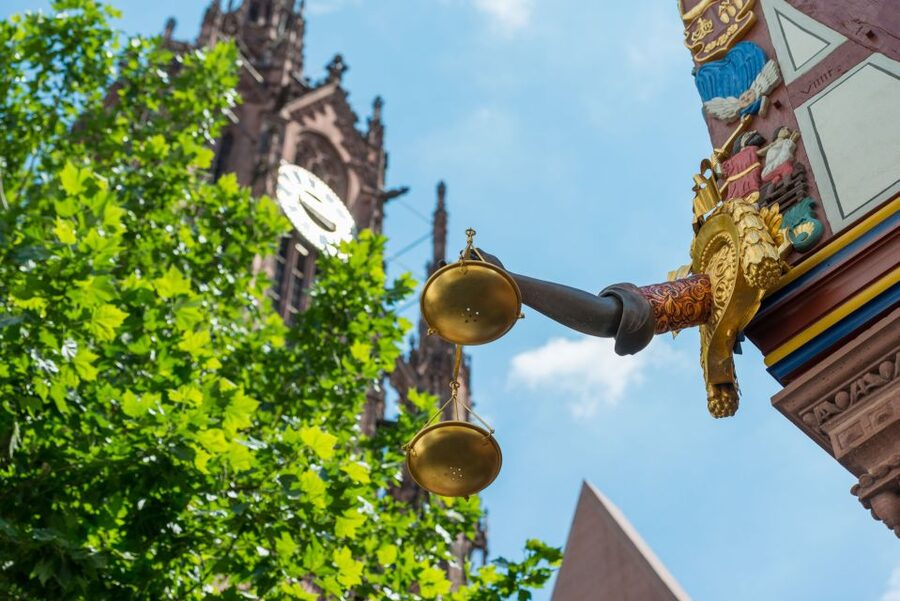 Frankfurt: New Old Town and Highlights German-Language Tour - Starting at Römerberg in front of the Römer