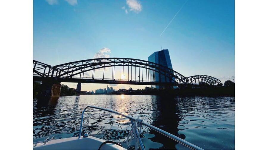 Frankfurt: Private Romantic Skyline Boat Tour - 75 minutes on the water: the sweet spot for sunset without fatigue