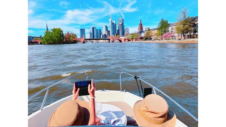 Frankfurt: Private Romantic Skyline Boat Tour - Price and value for two: what $293 actually covers