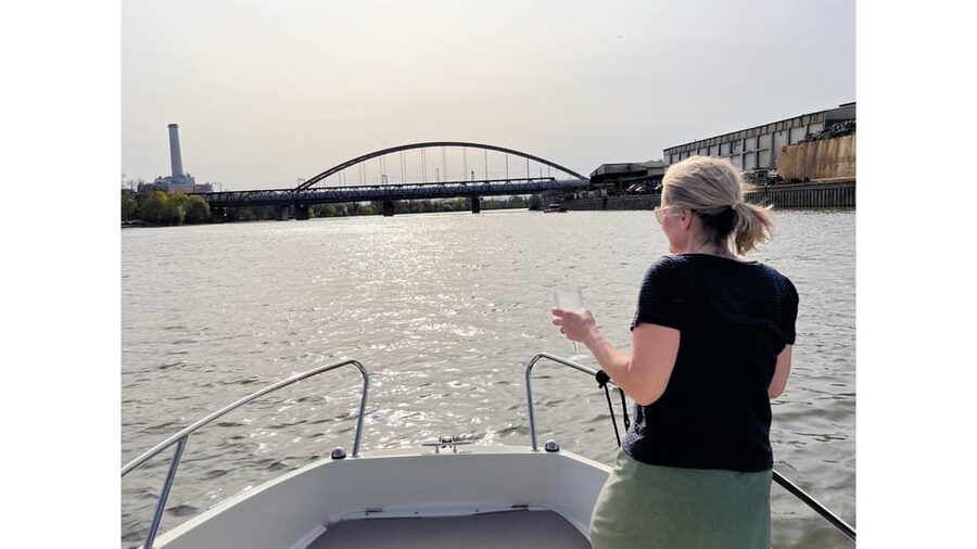 Frankfurt: Private Skyline Sightseeing Boat Tour - All-inclusive value: what you really get for $293 per group