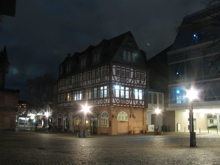 Frankfurt: Scary Sightseeing Tour with The Hangman - Walking toward the Main River, and learning why punishment was public
