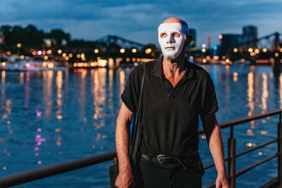 Frankfurt: "The Sandman" Nightmarish Walking Tour - Eiserner Steg Footbridge: The View You Came For