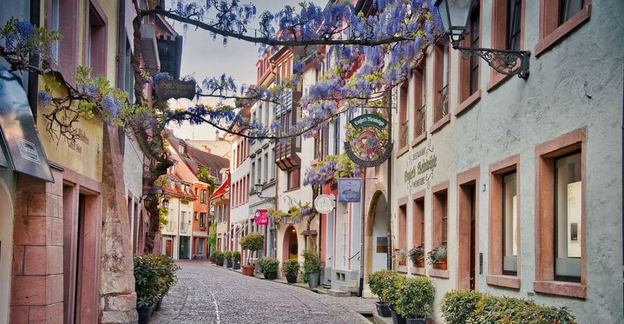 Freiburg im Breisgau: old town privat walking tour Italian - Meet Irene, the Italian guide who keeps things clear and friendly