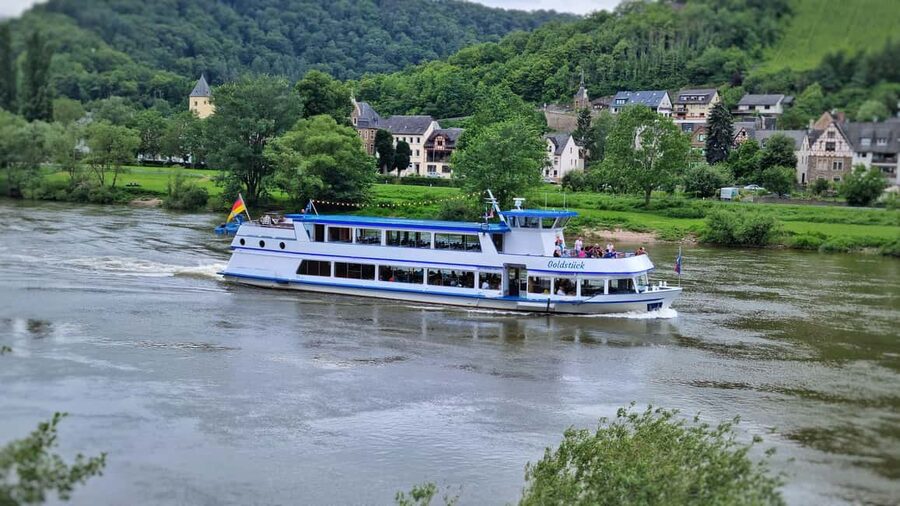 From Alken: Moselle Valley Sightseeing Cruise - What the onboard experience feels like