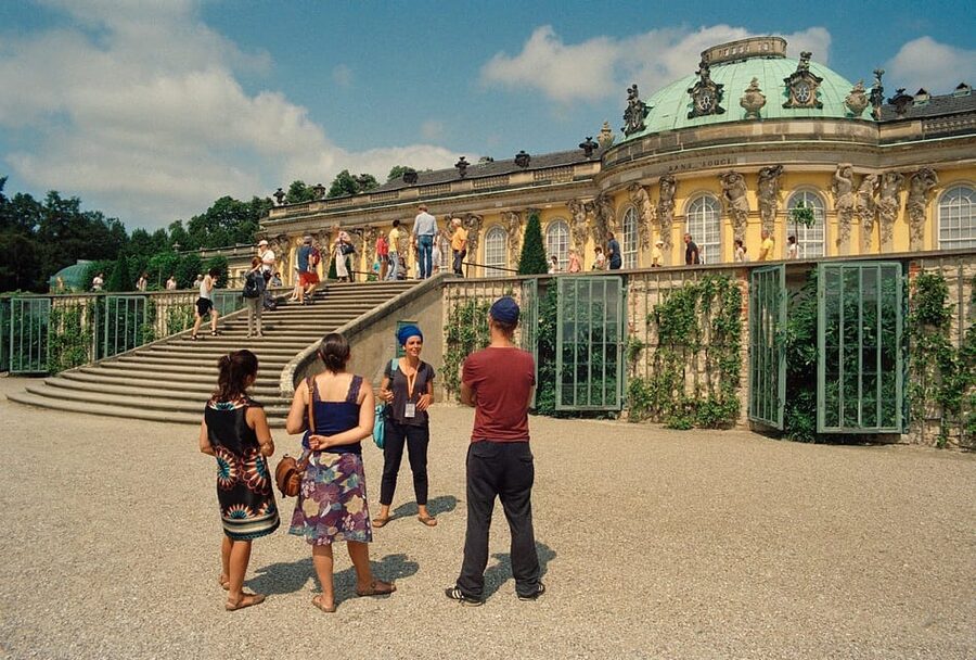 From Berlin: 6 Hour Tour to Potsdam - Guide quality in a small group (Italian), and what you should expect