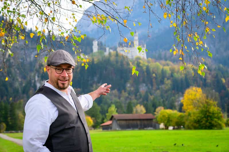 From Garmisch-Partenkirchen: Neuschwanstein Castle Tour - Oberammergau: shopping, sightseeing, and a calmer rhythm