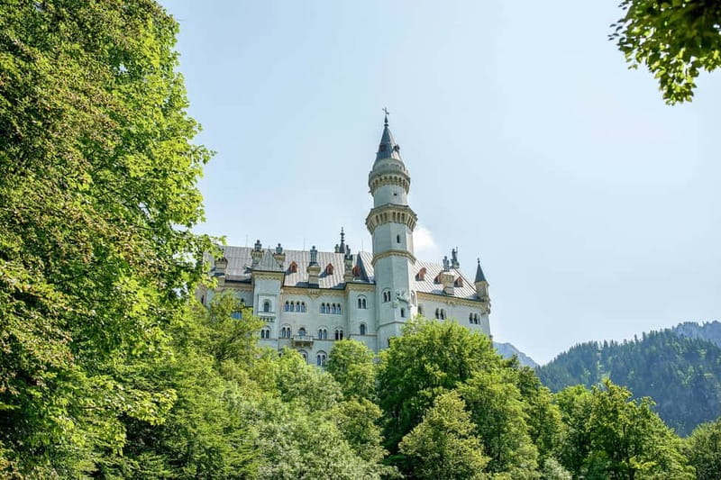 From Munich: Neuschwanstein & Linderhof Castle Full-Day Trip - The Neuschwanstein castle tour: how the guide turns the visit into a story