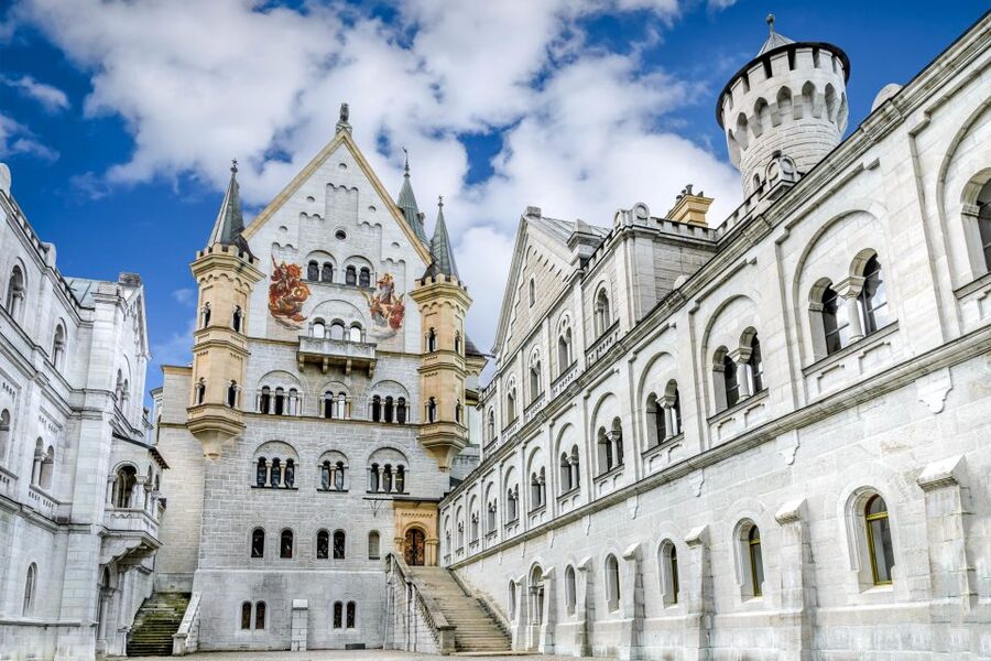 From Munich: Trip to Neuschwanstein & Linderhof in Spanish - Neuschwanstein: inside the alpine castle and at Mary’s Bridge