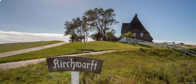 From Nordstrand to Hallig Hooge - How you move around Hooge: bike, carriage, or walking