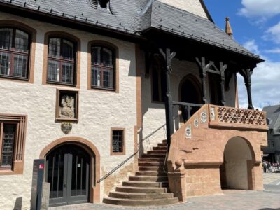 Hinter den Rathaustüren