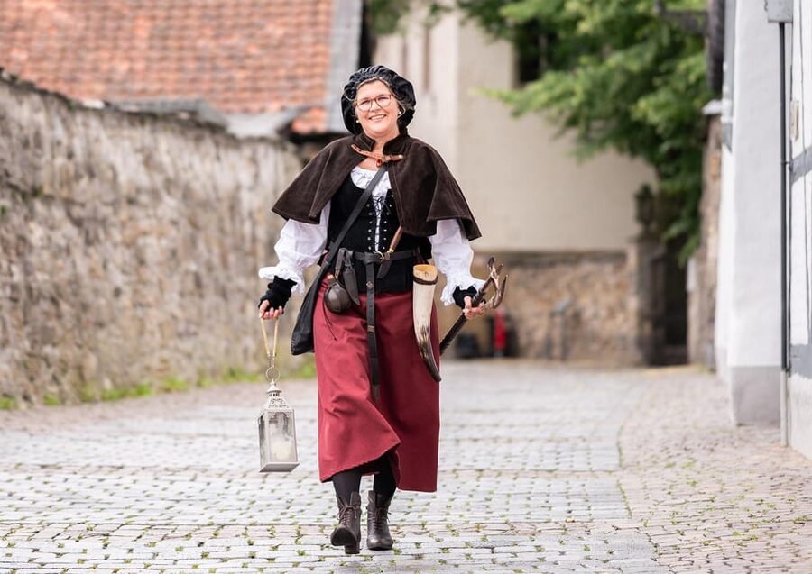 Goslar: On the road with the night watchman's wife - Marktplatz-Brunnen start: how the tour gets you oriented fast