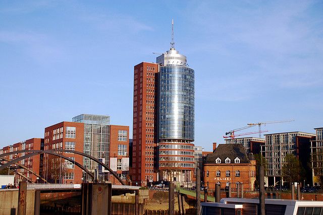 Hamburg: 1.5-Hour Comedy Bus Tour in German - Key highlights you will feel right away