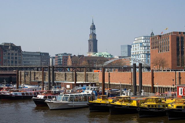 Hamburg: 1.5-Hour Comedy Bus Tour in German - Reeperbahn and St. Pauli: the comedy opener in Hamburg’s nightlife zone