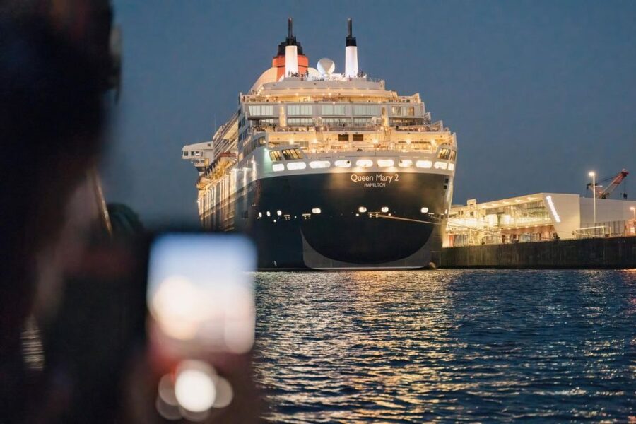 Hamburg: 1.5-Hour Evening Lights Harbour Cruise on a Ship - Pier 3 at Landungsbrücken, then straight into the lights