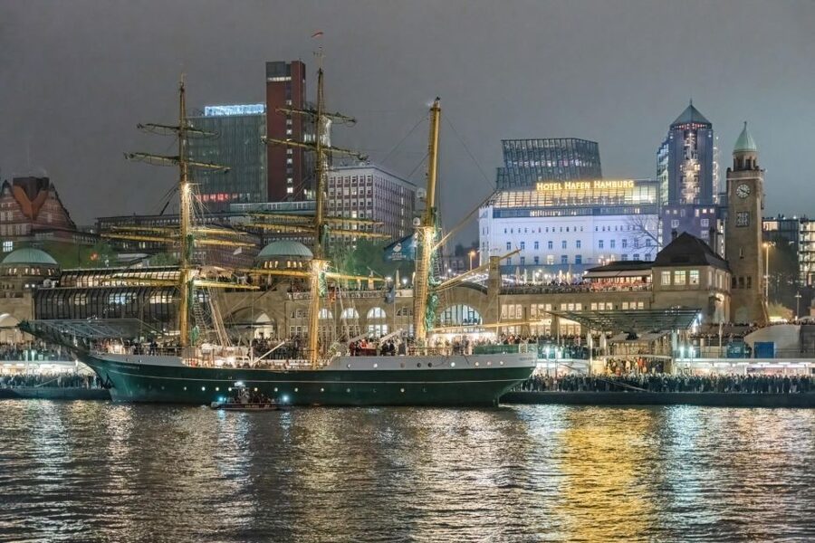 Hamburg: 1.5-Hour Evening Lights Harbour Cruise on a Ship - Container port and Waltershof, seeing industry with a new angle