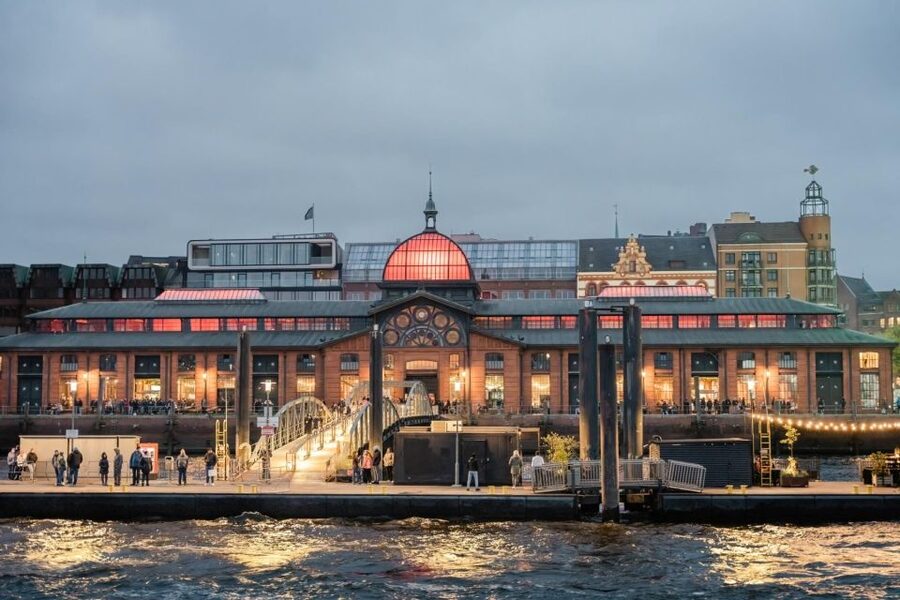 Hamburg: 1.5-Hour Evening Lights Harbour Cruise on a Ship - The 1.5-hour time window: short enough to fit, long enough to feel complete