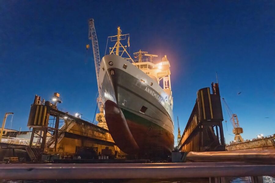 Hamburg: 1.5-Hour Evening Lights Harbour Cruise on a Ship - Why a nighttime harbor cruise is so worth it in Hamburg