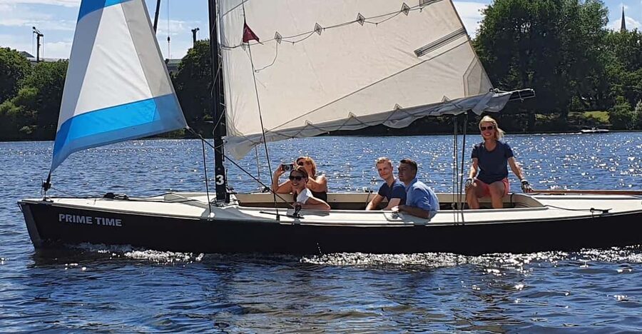 Hamburg: 1.5-Hour Sailing Sightseeing Tour on Aussenalster - The 90-Minute Flow: What Happens After You Board