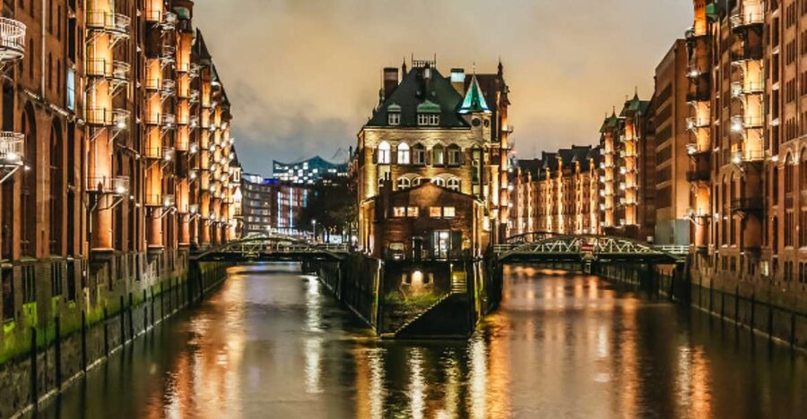 Hamburg: 1.5h Grand Harbor Evening Lights Cruise - Speicherstadt Waterways: Night Lights, Big Frames, and the Tide Factor