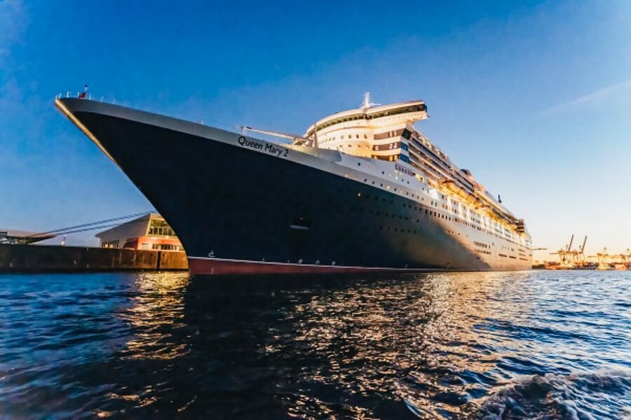 Hamburg: 1.5h Grand Harbor Evening Lights Cruise - Canals, Elbe Beach, and the Fish Market Area From the Waterline