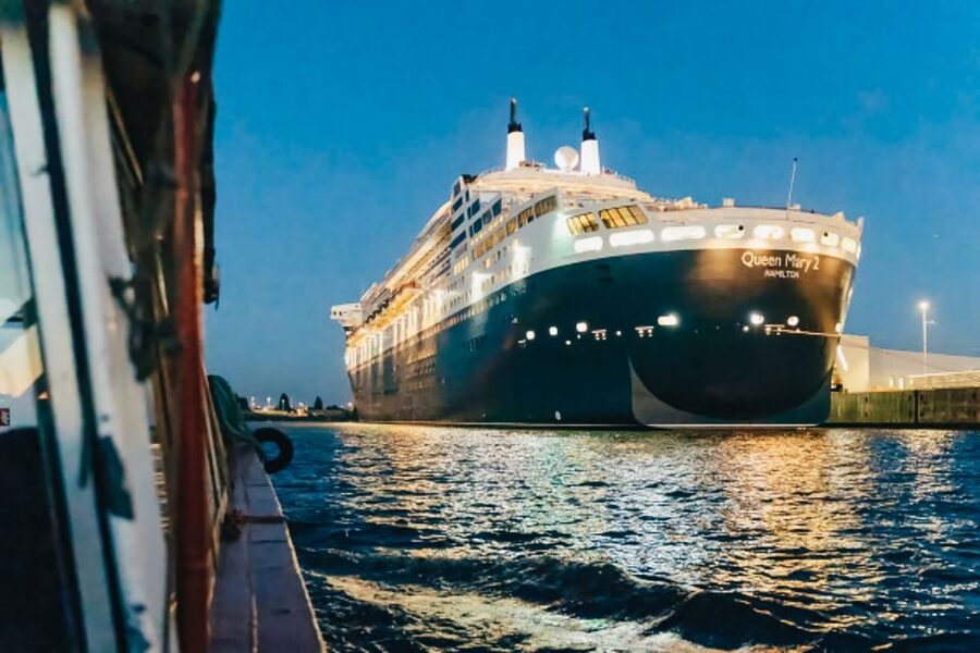 Hamburg: 1.5h Grand Harbor Evening Lights Cruise - Photo Opportunities Through the Glass: Simple Tips That Help
