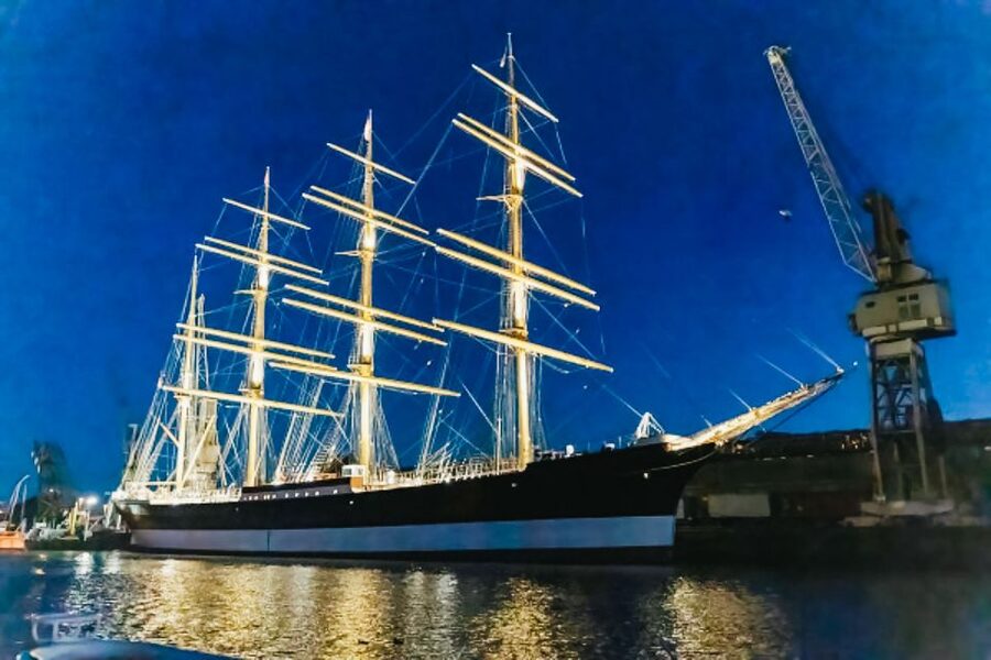 Hamburg: 1.5h Grand Harbor Evening Lights Cruise - What Kapitän Prüsse Teaches You, Even If Your German Is Rusty