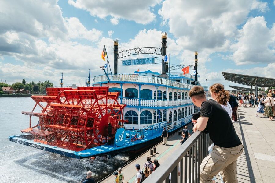 Hamburg: 1-Hour Harbor Sightseeing Cruise with HafenCity - What it feels like onboard: sun deck, air-conditioned lounge, and the app reality