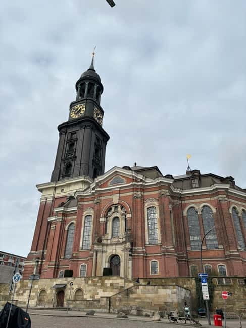 Hamburg: 1-Hour Sightseeing Bus Tour with Live Guide - Getting Oriented on a 1-Hour Hamburg Double-Decker Circuit