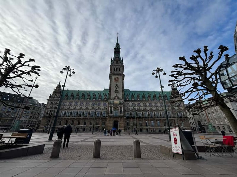 Hamburg: 1-Hour Sightseeing Bus Tour with Live Guide - Where to Meet at Vorsetzen 32, and How to Get on the Bus Smoothly