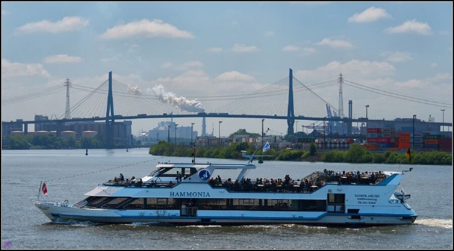 Hamburg: 2-Hour Sightseeing Cruise to Blankenese - Finkenwerder and Airbus Haus 20, Seeing Plane Building as a Harbor Story