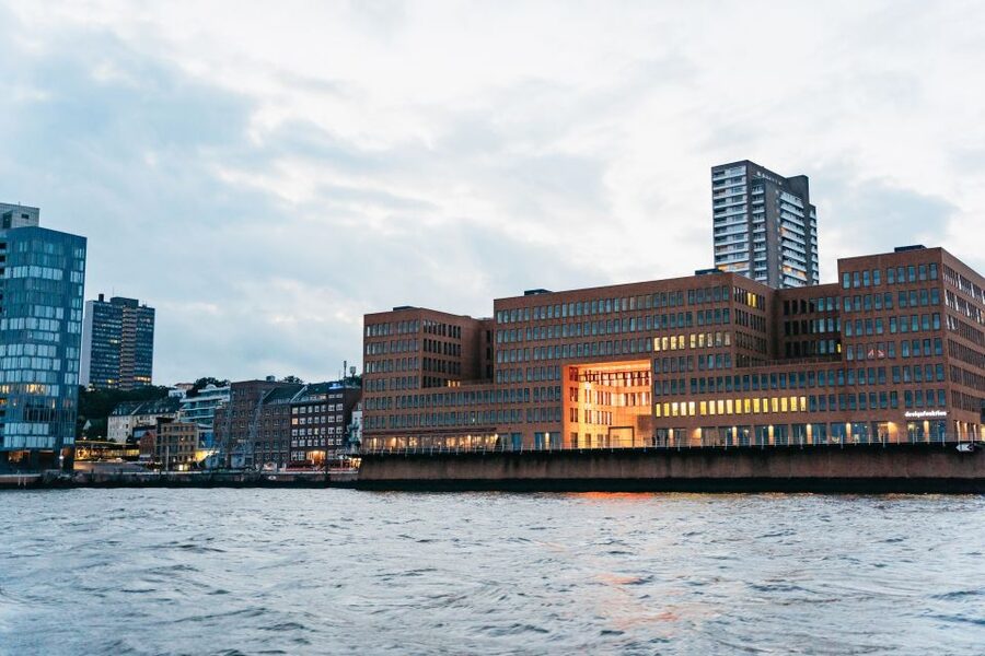 Hamburg: 90-Minute Evening Lights Harbor Cruise - German-Only Commentary: How to Make It Work for You